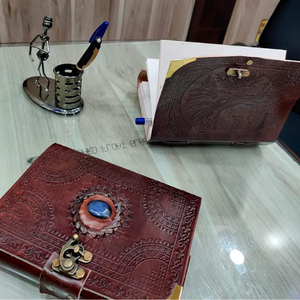 สมุดปกหนังแท้สลักลายสีเขียวสลักลาย120กระดุมหน้ากระดาษสีน้ำตาลทองมีกระดุมปิด - Product Image 6