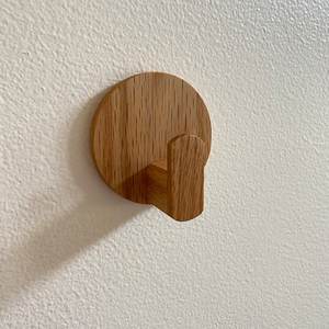 Soporte para perchas de madera y perchas de madera de tamaño personalizado para línea de ropa Percha de madera con uso colgante - Product Image 1