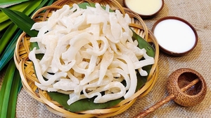 Chips de noix de coco séchées, fabriquées à partir de noix de coco fraîches et matures, soigneusement tranchées et séchées pour un goût naturel et une texture croustillante - Product Image 4