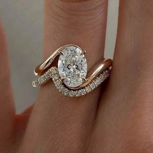 Bague de fiançailles verticale ovale en or rose 16 carats avec moissanite et diamant américain de laboratoire Cadette, pour la vente en gros - Product Image 2