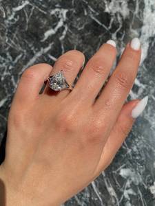 แหวนหมั้นแบบแยกขาเพชร14K สีทอง3ง่ามตัดลูกแพร์มี VS1ใสได้รับการรับรองจากแล็บ - Product Image 2