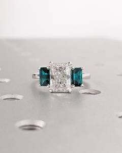 Radiant Cut Lab Moissanite Anillo de tres piedras Turmalina Piedra Corte Esmeralda Enrejado Ajuste Regalo - Product Image 1