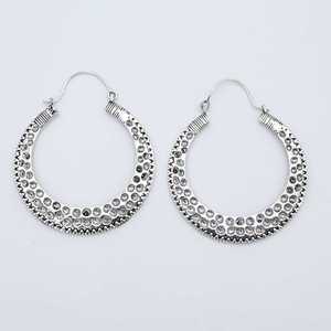 Elegantes Pendientes de Aro Texturizados Estilo Boho, Pendientes de Latón Boho para Mujer, Acabado Plateado Oxidado, Aro Tribal en Forma de Media Luna para Venta al por Mayor/OEM/ODM - Product Image 1