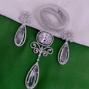 Impresionante Juego de Pendientes con Colgante de Diseño en Acabado Plateado con Piedras AD, Ideal para Bodas y Fiestas, Colección para Mujer - Product Image 1