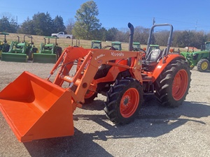 Tracteur agricole 4x4 M7060 70 CV à transmission par engrenages avec benne avant pour travaux sur les champs et dans les jardins - Product Image 2