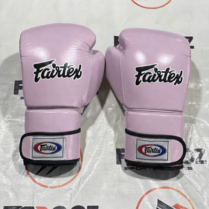 นวมชกมวยหนังแท้สีแดง Fairtex แบบติดตีนตุ๊กแก ระบายอากาศได้ดี สำหรับผู้ใหญ่ อุปกรณ์ฝึกซ้อม คุณภาพพรีเมียม ผลิตตามสั่ง สำหรับการฝึกซ้อมแบบสปาร์ริง - Product Image 6