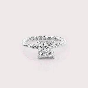 แหวนหมั้นเพชรทรงปรินเซสที่ได้รับการรับรองจาก IGI เพชรสร้างในห้องปฏิบัติการ ตัวเรือนเงินแท้ 925 ดีไซน์เกลียว - Product Image 1