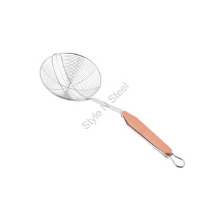 ทัพพีสแตนเลสพรีเมี่ยมพร้อมที่จับไม้และดีไซน์คลาสสิก - Product Image 1