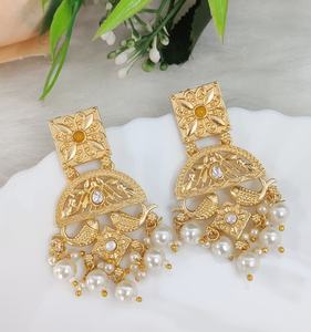 Boucles d'oreilles en or poli pour femmes, boucles d'oreilles traditionnelles indiennes, design magnifique, légères, parfaites pour toutes les occasions, pendantes - Product Image 5