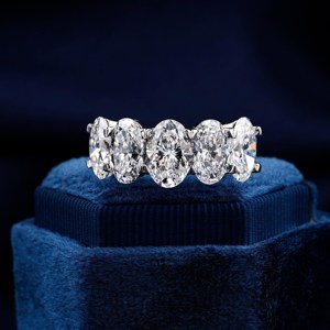 Bague de fiançailles et de mariage classique en or blanc avec cinq pierres, diamant ovale taille brillant, bijoux en or blanc massif pour soirée - Product Image 1
