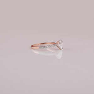 Pave Setting Anillo de compromiso con corte en forma de corazón Diseño elegante Anillo clásico de lujo con diamante creado en laboratorio en oro rosa de 18KT - Product Image 4