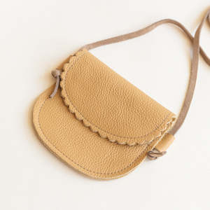 Bolso de Cuero con Borde Festoneado Color Latte para Niñas Pequeñas, Accesorios Infantiles - Product Image 3