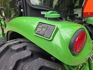 รถตักล้อยางมือสอง รุ่น 440R รถแทรกเตอร์ขับเคลื่อน 4 ล้อ สำหรับงานเกษตร พร้อมห้องโดยสาร  รวมถึงบุ้งกี๋หน้า รถแทรกเตอร์สำหรับงานเกษตรมือสอง - Product Image 5