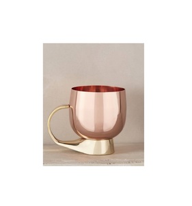 Tasses à Moscow Mule en cuivre avec intérieur lisse offrant une expérience de boisson confortable, adaptées au service dans un style élégant - Product Image 1