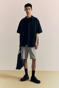 Moda personalizada de gran tamaño de peso pesado Color gris sólido liso en blanco ajuste suelto plisado detalle pantalones cortos de sudor para hombres - Product Image 4