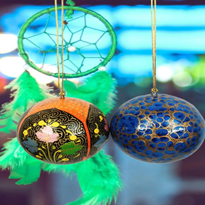 Boules de papier mâché écologiques avec des motifs de pommes de pin et de feuilles peints à la main inspirés de la nature, parfaites pour les maisons de vacances écologiques - Product Image 2