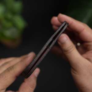 NO.86 กระเป๋าสตางค์หนังพับแนวตั้งพร้อมระบบป้องกัน RFID (สีดำโอเชียนและสีแดงเบอร์กันดีสำหรับผู้ชาย) - Product Image 6