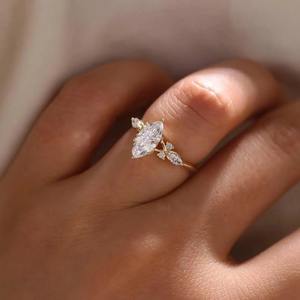 Bague en or 10 carats avec diamant moissanite très demandée, idéale pour le quotidien, les anniversaires et les cadeaux, disponible au prix d'usine - Product Image 3