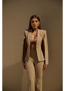 Conjunto de Blazer Tipo Capa, Top y Pantalones Acampanados Beige para Mujer, Elegante Traje de Tres Piezas - Product Image 4