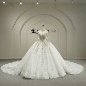 Robe de mariée moderne GT26064 en dentelle ivoire, ornée de sequins et de perles, avec traîne chapelle et fleurs, longueur ras du sol pour femme - Product Image 1