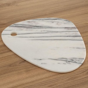 Tabla de cortar de mármol pulido a mano que garantiza una superficie higiénica suave que es fácil de limpiar y mantener durante años - Product Image 3