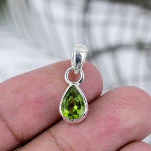 Colgante de Peridoto Natural, Hecho a Mano, en Plata de Ley, Forma de Pera, Joyería con Piedra Preciosa, Regalo Espiritual al Mejor Precio - Product Image 1