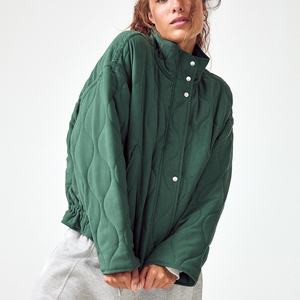 Veste matelassée pour femme OEM de qualité supérieure Veste verte à fermeture éclair et col haut et veste à bulles Veste d'hiver respirante en duvet pour femme - Product Image 1