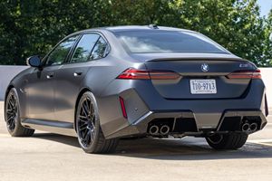 รถยนต์มือสอง BMW M5 ปี 2026 วิ่งประมาณ 200 ไมล์ เครื่องยนต์ไฮบริดเทอร์โบ V8 717 แรงม้า ระบบขับเคลื่อนสี่ล้อ สีเทาเข้มแบบฟรอสต์ พร้อมกล้องมองหลัง มาตรฐานไอเสียยูโร 3 ความจุ 8 ลิตร - Product Image 5
