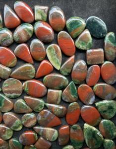 Pierre naturelle de sang de dragon de belle qualité pierre précieuse d'agate verte en vrac cristal de guérison Cabochon fait à la main pour la fabrication de bijoux - Product Image 4