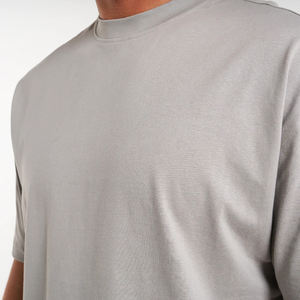 Camiseta OEM gris claro al por mayor para hombre, camiseta transpirable personalizada de talla grande para hombre, camiseta con logotipo personalizado de alta calidad - Product Image 3