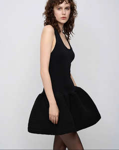 Robe élégante noire courte au genou, élégante pour une soirée, personnalisable OEM ODM Vietnam - Product Image 2