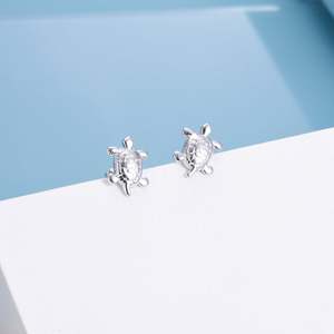 Orecchini a Perno Trendy Placcati Oro a Forma di Tartaruga in Argento Sterling e Oro Rosa con Zirconi Diamantati e Perle per Regalo di Matrimonio o Fidanzamento - Product Image 2