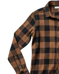 เสื้อเชิ้ตผ้าสักหลาดลายสก็อตแขนยาวสำหรับผู้ชาย ติดกระดุม สวมใส่สบาย อุ่นในฤดูหนาว มีกระเป๋าเสื้อที่อก สีน้ำตาล สีดำ รับผลิตตามแบบ (OEM) ขายส่ง - Product Image 4