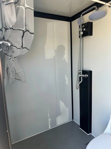 Toilettes portables modernes neuves avec douche, lavabo et toilettes pour usage extérieur, garantie à vie - Product Image 3