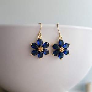 Pendientes de Plata de Ley Chapados en Oro con Zafiro Azul Natural que Cambia de Color, Corte Pera, Diseño de Flor, Estilo Vintage Victoriano, Regalo para Ella - Product Image 5