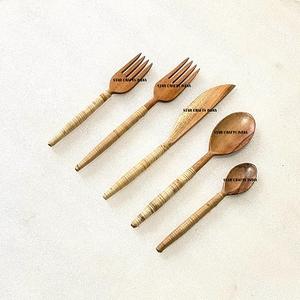 Venta al por mayor SCI 2024 Tipo portátil hecho a mano Vajilla más popular Juego de cubiertos de madera y mimbre Cocina Cubiertos de madera de alta calidad - Product Image 3