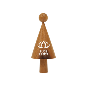 Arbre de Noël en bois artisanal de lotus bleu créant un accent chaud et rustique pour la décoration festive 2024 - Product Image 1