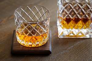 Sous-verres en noyer Sous-verres en résine et bois pour bureau à domicile ou pendaison de crémaillère de Noël pour table Tasses et boissons élégantes - Product Image 2