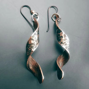 Anillo de oreja de cobre con vibraciones tradicionales y artesanía elegante hecha para moda festiva y regalos - Product Image 1