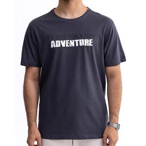 เสื้อยืดคอกลมแขนสั้นผ้าคอตตอนสวมใส่สบายสำหรับผู้ชายเสื้อยืดพิมพ์ลายแตกสไตล์ลำลอง - Product Image 1