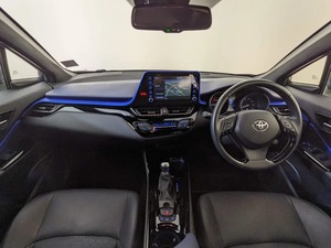 Venta de Vehículo Usado TOYOTA CHR 2020 con Volante a la Derecha, 1.8 VVT-i H Dynamic CVT EURO 6 (SS), 5 Puertas, Asientos de Cuero - Product Image 2