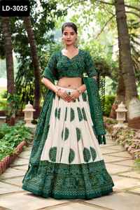 Ropa étnica india Tussar Silk con estampado de Bandhej Lehenga Choli con estampado de Bandhej con borde de encaje Gotta Patti Fancy Dupatta - Product Image 3