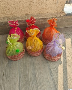 Sac décoratif en dentelle pour fruits secs pour Thanksgiving Haldi Mehndi Sangeet Ramadan Occasions - Product Image 1