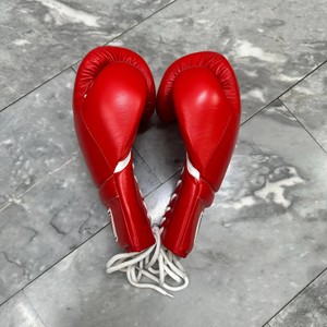 Guantes de boxeo de cuero ligeros personalizables Guantes de entrenamiento de fuerza con cordones ganadores de premios Alta transpirabilidad para la competición - Product Image 4