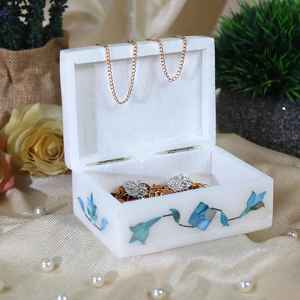 Joyero de mármol de alta demanda con caja de almacenamiento de diseños intrincados para niñas Uso de regalos disponible para la venta - Product Image 3