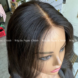 Perruque 13x4 HD transparente en cheveux humains vierges Remy 100%, densité 180%, pré-épilée, ondulation soyeuse droite, trame simple - Product Image 1