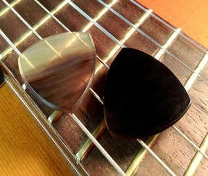 Púas de Guitarra de Cuerno de Búfalo y Cuerno de Buey Naturales para Músicos - Elegantes Púas de Guitarra Acústica de Arce Hechas a Mano de f s international - Product Image 3