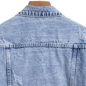 แจ็คเก็ตยีนส์ฟอกสีอ่อนแบบขายส่ง OEM ODM ผลิตตามสั่งสำหรับผู้ชาย สไตล์ลำลอง วินเทจ ขาดๆ แขนยาว เสื้อคลุมสตรีทแวร์สำหรับฤดูหนาว - Product Image 4