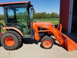 รถแทรกเตอร์ฟาร์ม Kubota B2650 50 แรงม้า ขับเคลื่อน 4 ล้อ มือสอง/ใหม่ พร้อมปั๊มเกียร์บ็อกซ์และลูกปืน - Product Image 1
