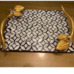 Bandejas decorativas inspiradas en patrones clásicos para el hogar, centro de mesa blanco elegante, bandeja versátil de nácar para decoración moderna del hogar - Product Image 5